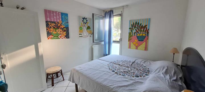 2 dyshekë të ndashëm 90 x 200 cm. Ajër i kondicionuar i kthyeshëm