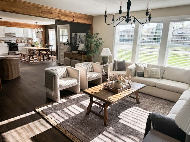 Cozy home, Central Location, King Bed