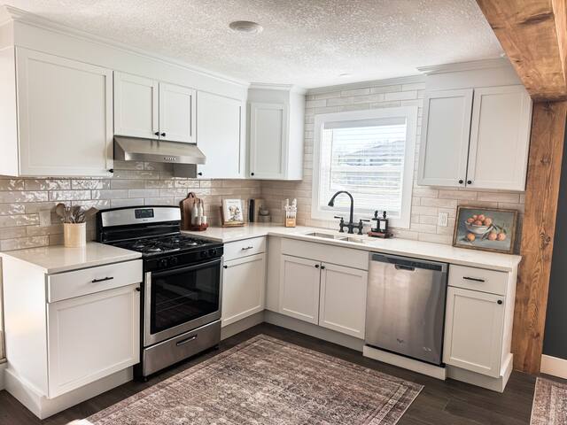 Cozy home, Central Location, King Bed gallery image 5