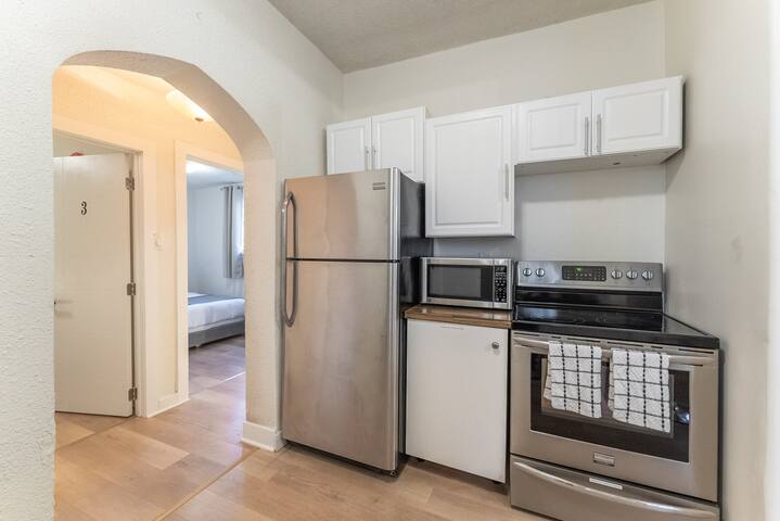 Modern & Cozy: 4Bed 2Bath Home (8 guests max.) gallery image 5