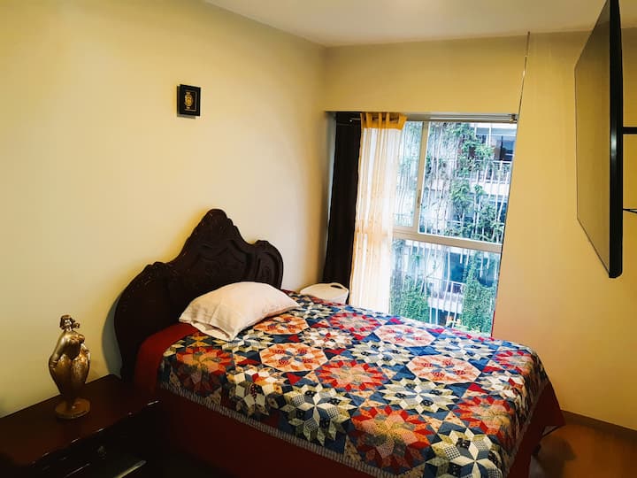 Стая 1: с прозорец на улицата, 2 - местно легло, матрак Rosen, кошница за пране, 70- инчов телевизор, интернет, кабелна телевизия и Netflix. Piso es de Madera.