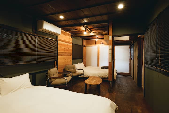 Სივრცე, რომელიც იგრძნობა შთამბეჭდავი და ზრდასრული იაპონური თანამედროვე, ღრმა მწვანე ტონით.
Ორი ორადგილიანი საწოლის შეთავაზება, საწოლებს შორის მოშვებული სკამის მოწყობა და ხვალინდელი მოგზაურობის დაგეგმვაზე ფიქრი.