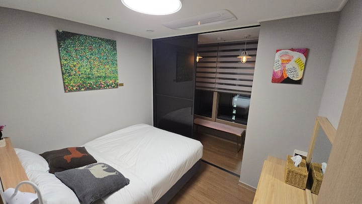 คุณสามารถเข้าพักได้อย่างสะดวกสบายด้วยเตียงควีนไซส์ซีลี่  เราหวังว่าคุณจะได้รับความสะดวกสบายเหมือนอยู่บ้าน 