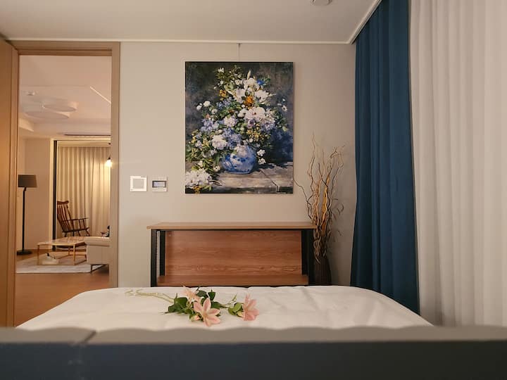 นี่เป็นเตียงคิงไซส์ซีลี่ที่กว้างขวางเราจะรักษาความสะอาดเสมอเพื่อให้คุณพักผ่อนได้อย่างสะดวกสบายหลังการเดินทาง 