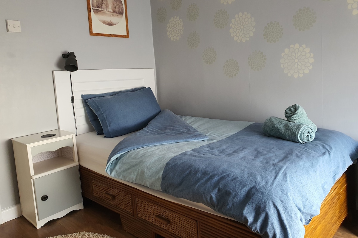 Საძინებელი 3 დიდი ერთადგილიანი საწოლით (105 × 190 სმ)