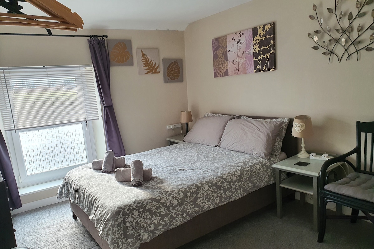 Საძინებელი 2 სტანდარტული ზომის ორადგილიანი საწოლით.