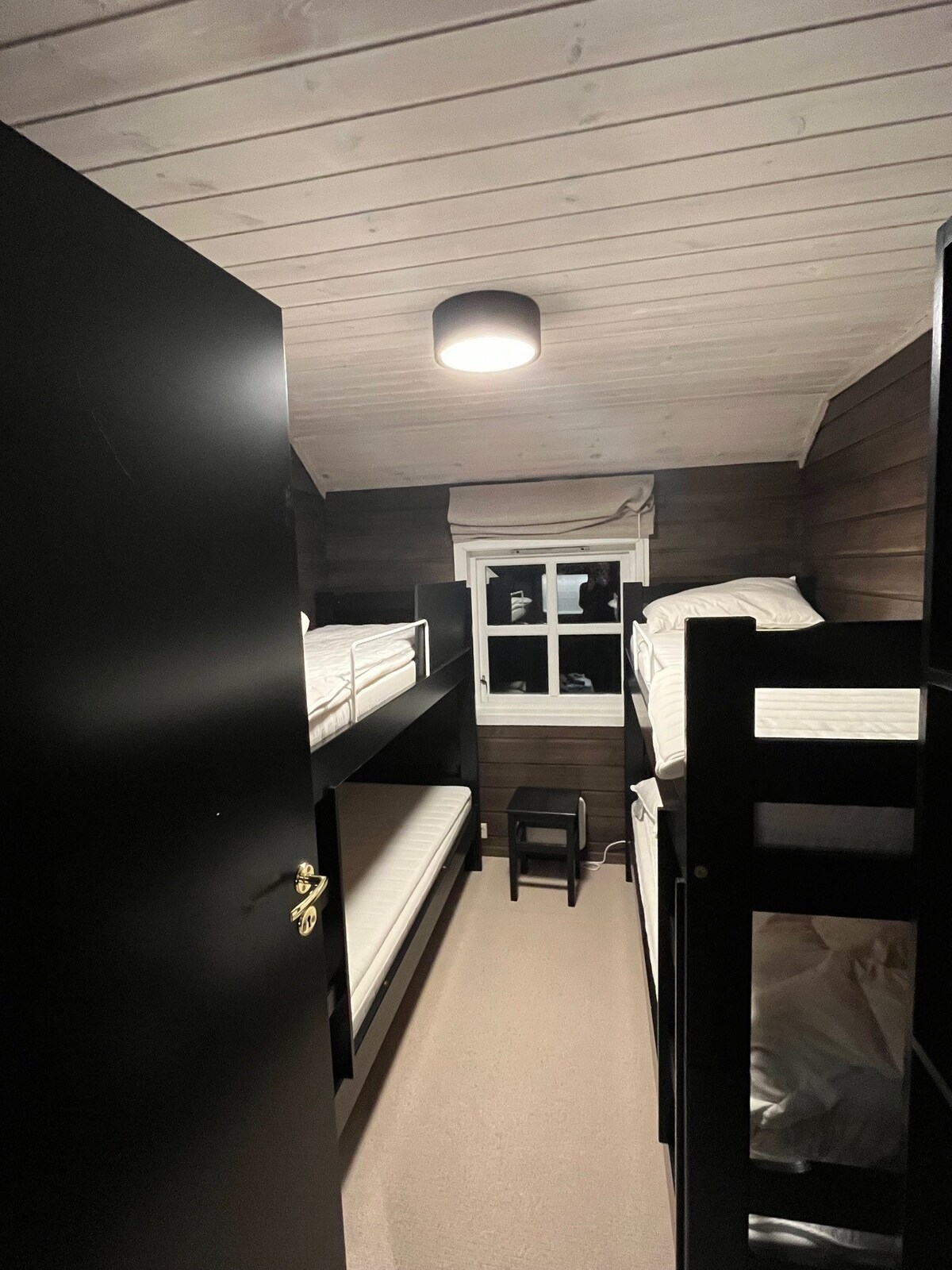 Deux lits doubles superposés avec matelas de 80 cm de large et 200 cm de long.