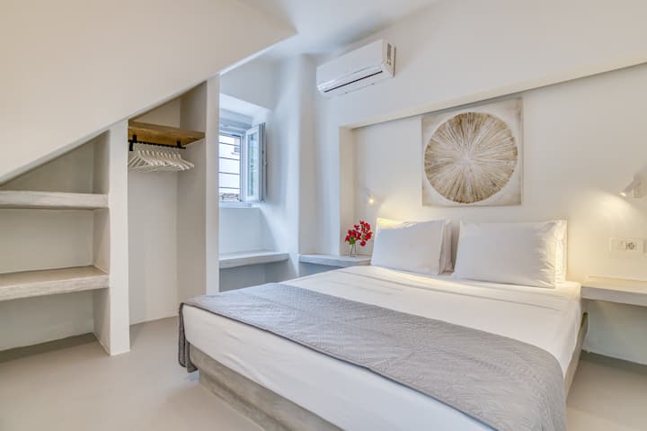 Sail In Apt In The Heart Of Naousa - Paros