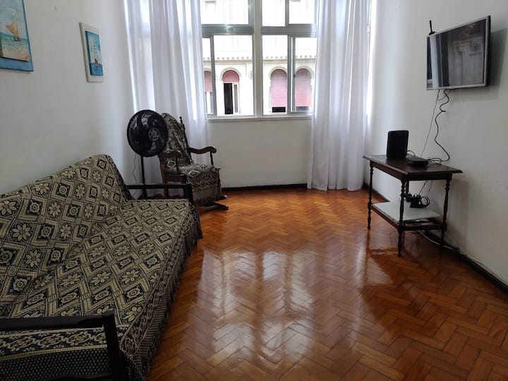 Sala de estar com ventilador de chão + TV 32' Cabo + Sofá.