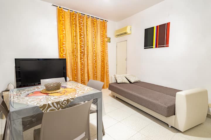 V útulnom obývacom priestore si môžete oddýchnuť na pohodlnej pohovke, ktorá je ideálna na sledovanie filmov a relácií na 32-palcovej televízii s vysokým rozlíšením, ktorá sa môže v prípade potreby zmeniť na pohodlnú posteľ pre inú osobu.