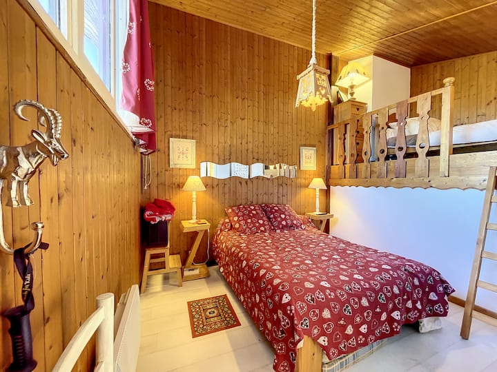 Spálňa 4 sa nachádza na 3. poschodí a je prístupná točitým schodiskom.
(pre 3 osoby):
Manželská posteľ a jednolôžko v medziposchodí.
Šatníková skriňa, okno orientované na sever, záves.