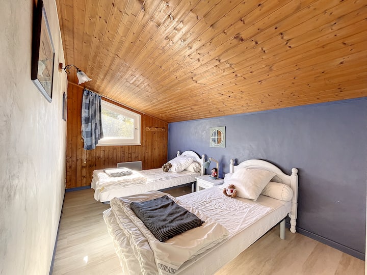 Spálňa 3 sa nachádza na 2. poschodí v dolnej časti chodby.
(pre 2 osoby).
Šatníková skriňa, záves a okno orientované na juh.
Nachádza sa vedľa SBD 2 a toalety.