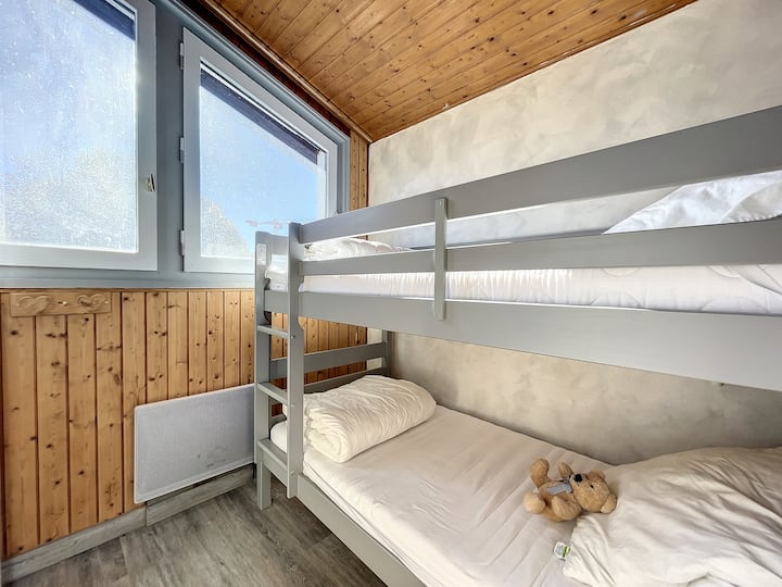 Spálňa 2 s poschodovou posteľou sa nachádza na 1. poschodí.
(pre 2 osoby).
Malá šatníková skriňa, žalúzia a okno orientované na juh.
Spálňa sa otvára do priestoru knižnice.