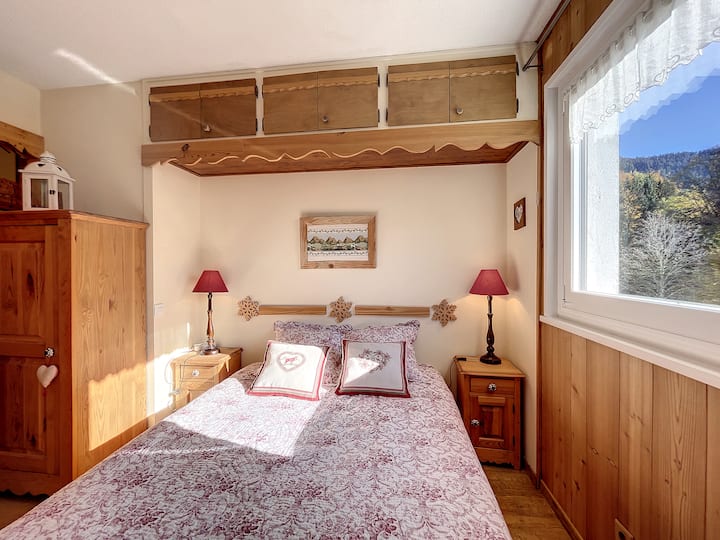 Spálňa 1 sa nachádza na prízemí pri vstupe do apartmánu.
Manželská posteľ, šatník, žalúzie a okno orientované na juh.
(Spánok 2).
