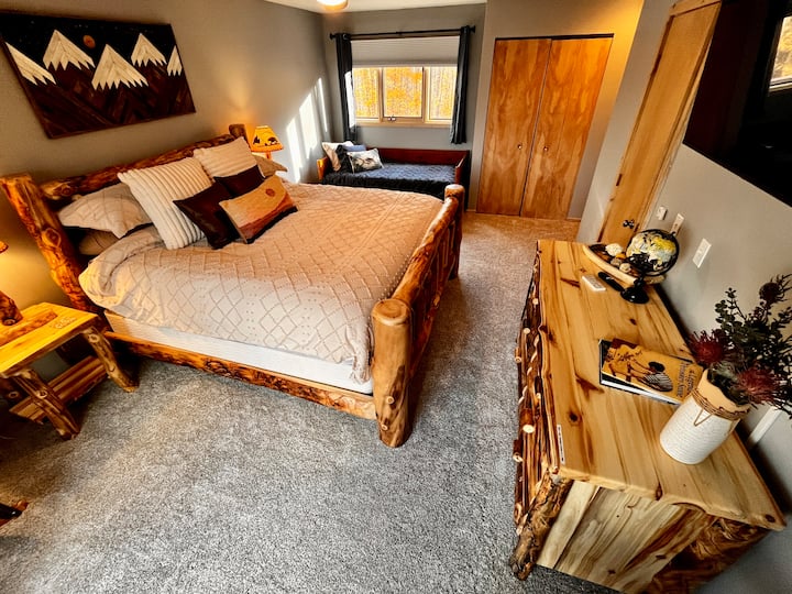 Основната спалня включва двойно легло king size и двойно легло.