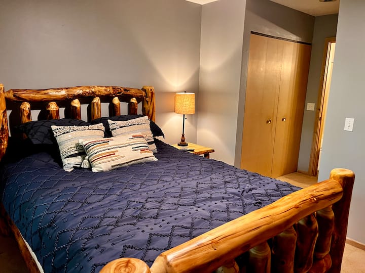 Стаята на основния етаж има двойно легло тип „трепетлика “. Свързва се с банята на основния етаж.