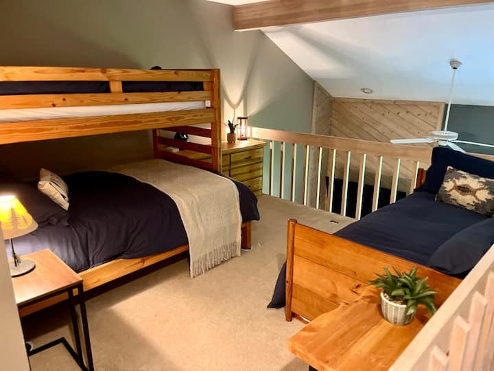 Спалнята на лофта включва двуетажно легло с двуетажно легло и пълен матрак отдолу. Има двойно легло, което изважда допълнително двойно легло, ако е необходимо. 