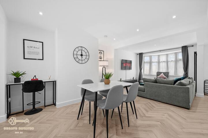 Modern 3BDR home in Manchester- Ethiad, Co-op live gallery image 4