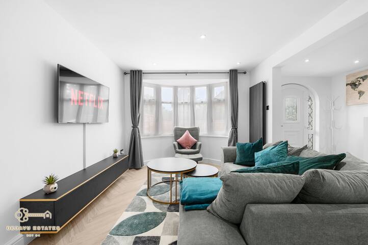 Modern 3BDR home in Manchester- Ethiad, Co-op live gallery image 3