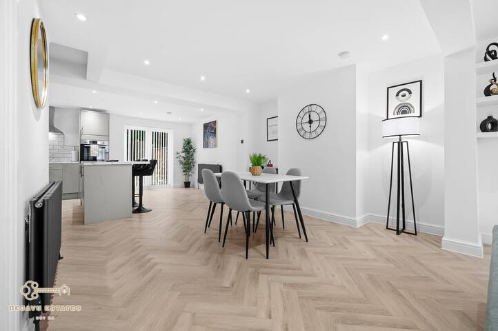 Modern 3BDR home in Manchester- Ethiad, Co-op live gallery image 5