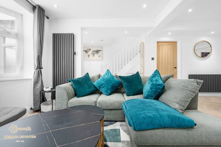 Modern 3BDR home in Manchester- Ethiad, Co-op live gallery image 2