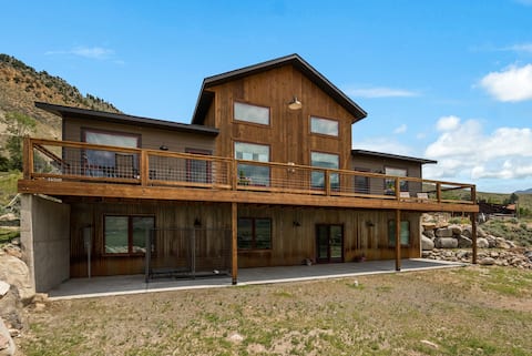 Entire Home w/Hot Tub- Yellowstone Vista North