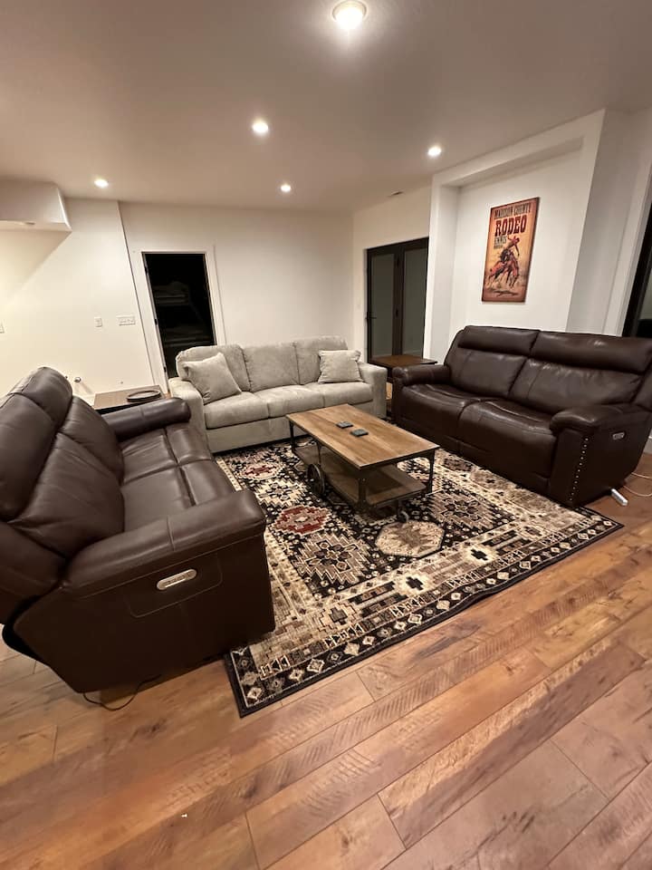 灰色沙发是标准双人沙发睡床。 咖啡桌易于移动，因为它在轮子上。 