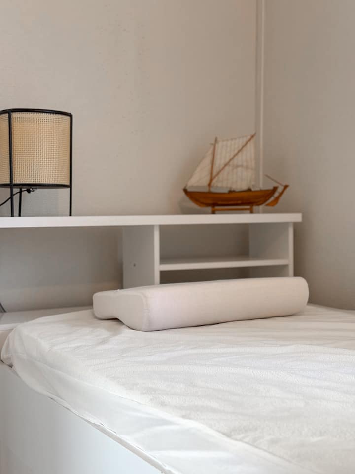 Chumba cha kulala cha kwanza chenye kitanda kimoja kwa ajili ya mtu mmoja.