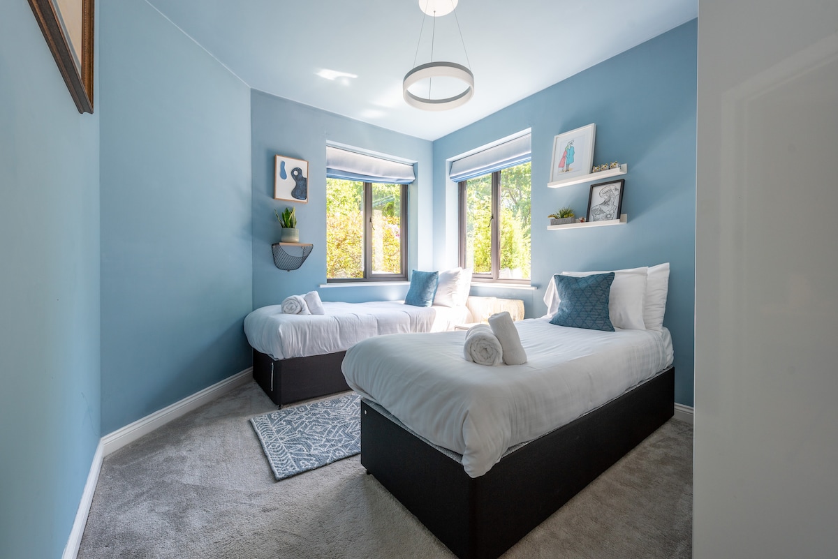 Spavaća soba 1 može biti opremljena s dva odvojena kreveta ili jednim velikim bračnim krevetom. Molimo vas da prilikom rezervacije navedete što vam više odgovara.