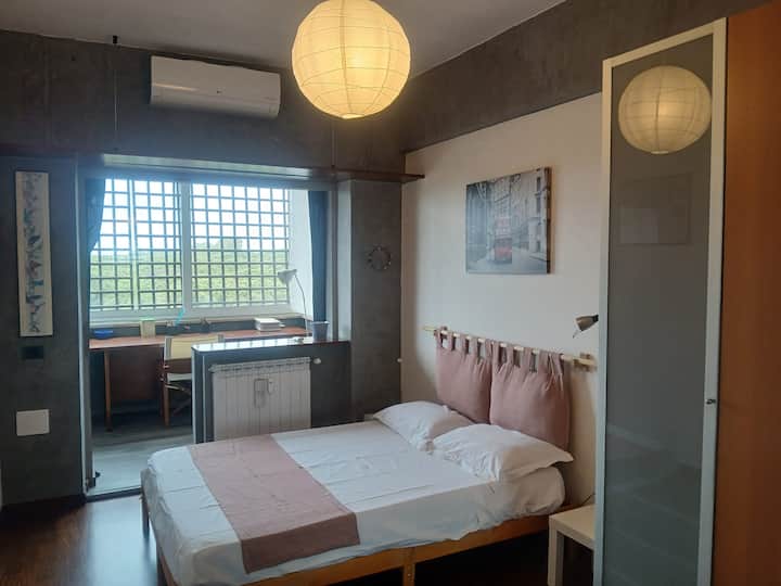 Dormitorio con hermosas vistas y una zona de estudio