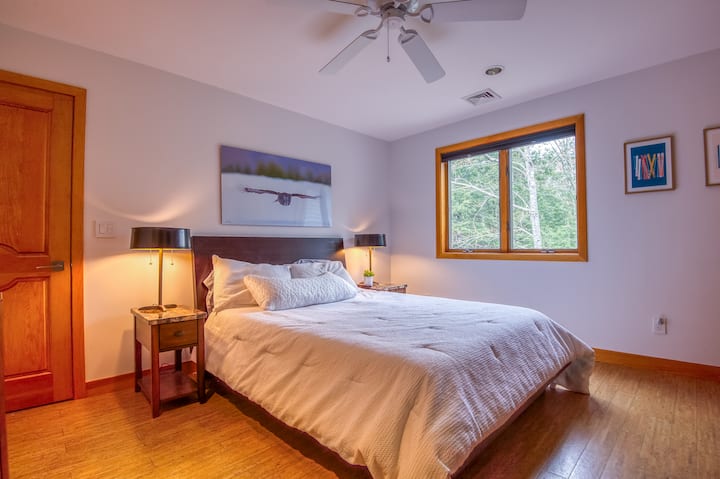 On the second floor, second bedroom with queen-size bed. It shares a bathroom with another bedroom with a queen-size bed on the same floor. 