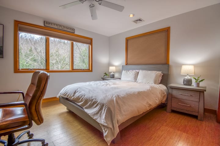 On the second floor, bedroom with queen-size bed. It shares a bathroom with another bedroom with a queen-size bed on the same floor. 