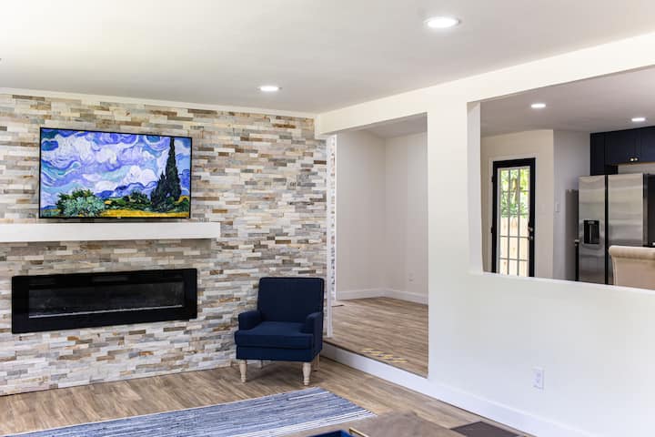 1 Mi To Notre Dame |Irish Pub | Hot Tub|4800 Sq Ft - Mishawaka, IN