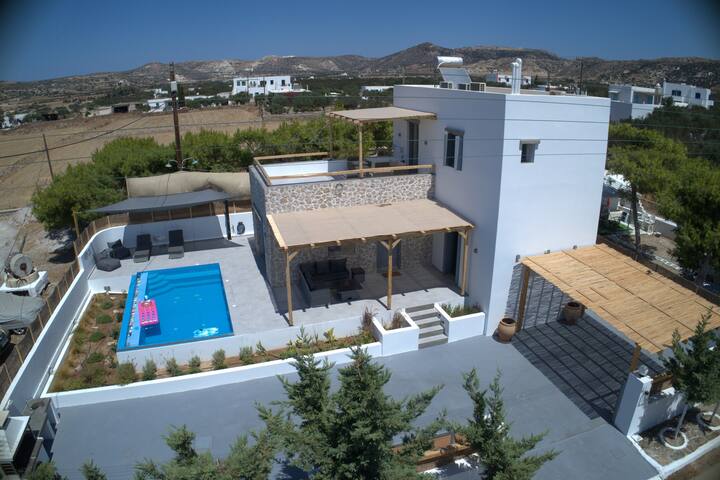 Vilianna Milos gallery image 2