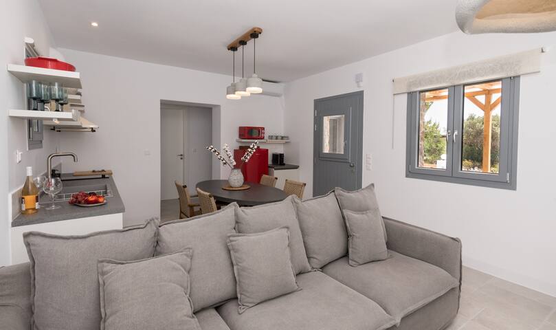 Vilianna Milos gallery image 5