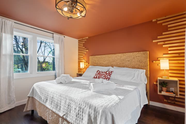 Dormitorio de cabaña "verde" 1: experimenta la máxima comodidad y serenidad en nuestro dormitorio cuidadosamente diseñado.