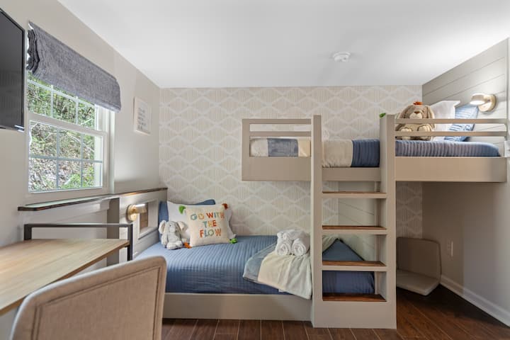 Dormitorio 2 de la cabaña "Azul": tanto relajante como divertida, esta habitación cuenta con literas con colchones dobles estándar.