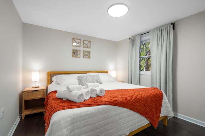 Dormitorio 2 de la cabaña "verde": nuestro dormitorio te acompaña con toallas recién suministradas y sábanas recién cambiadas, lo que garantiza un sueño reparador. Completo con todos los servicios, tu retiro promete relajación y comodidad a cada paso.