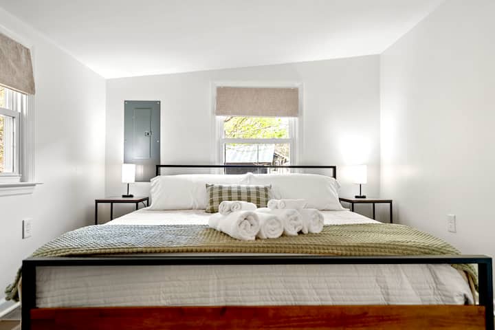 Dormitorio 1 de la cabaña "alpina": disfruta de la máxima comodidad: toallas suaves, sábanas limpias y comodidades completas te esperan en nuestro santuario de dormitorios meticulosamente preparado.