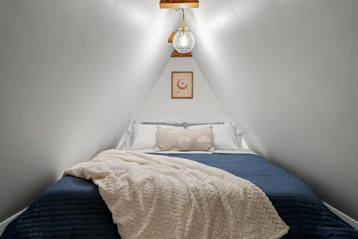 El dormitorio 2 es un loft abierto solo con una cama tamaño queen, sin armario, altura baja del techo y se accede por una estrecha escalera de caracol que puede ser difícil de manejar para algunos huéspedes. Consulta las fotos que muestran este espacio.