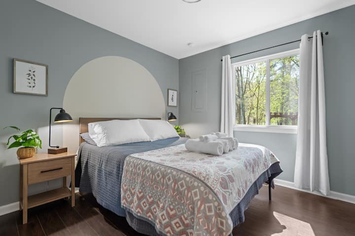 Dormitorio 3 de la cabaña "azul": este espacio sereno cuenta con una cama tamaño queen, 2 mesitas de noche con lámparas y una hermosa vista.