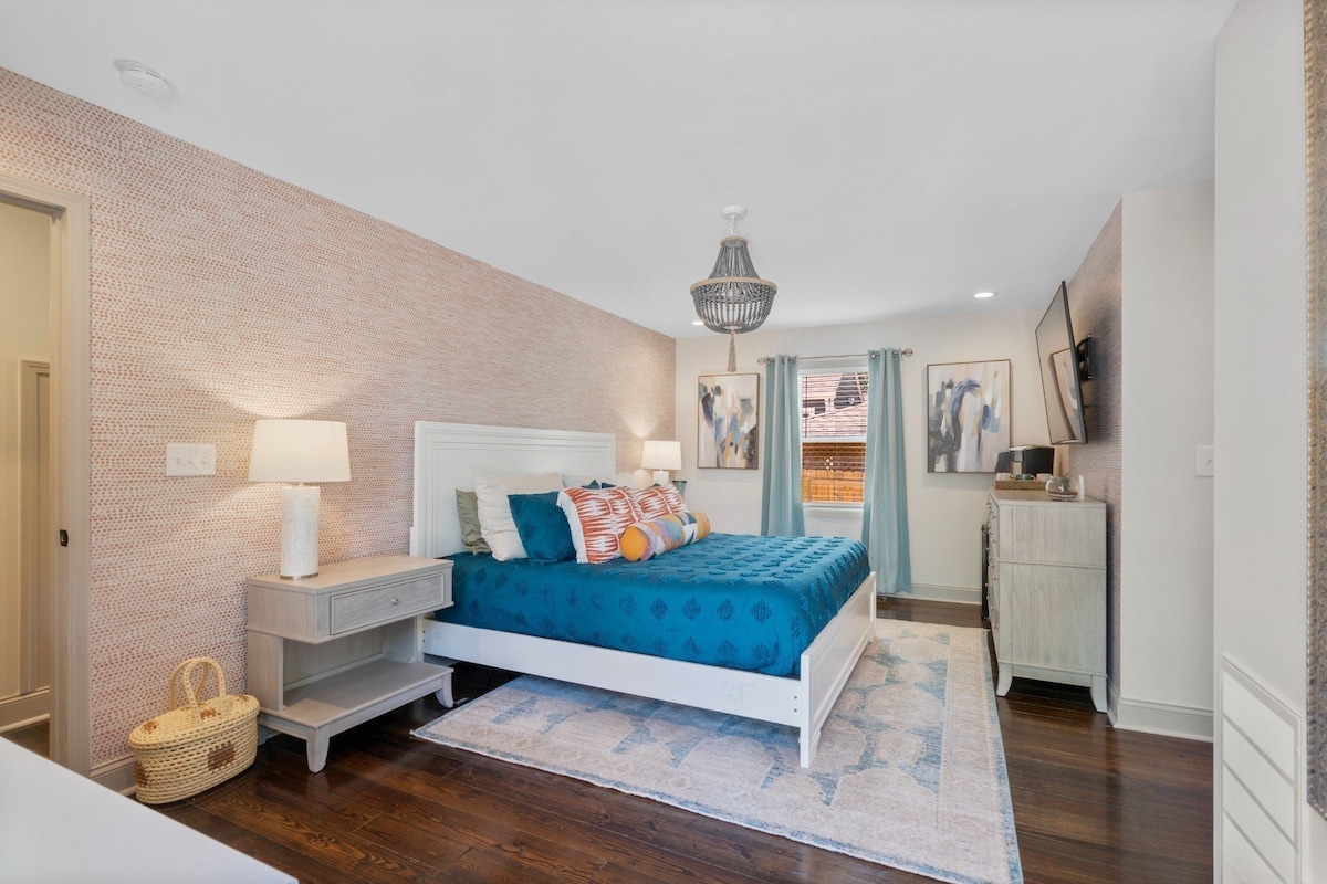 Ერთსაწოლიანი საწოლი დისტანციური მართვის დახრილობის ფუნქციით, რომ გააუმჯობესოთ Netflix-ის დათვალიერება ძირითად ფლიგელში. 