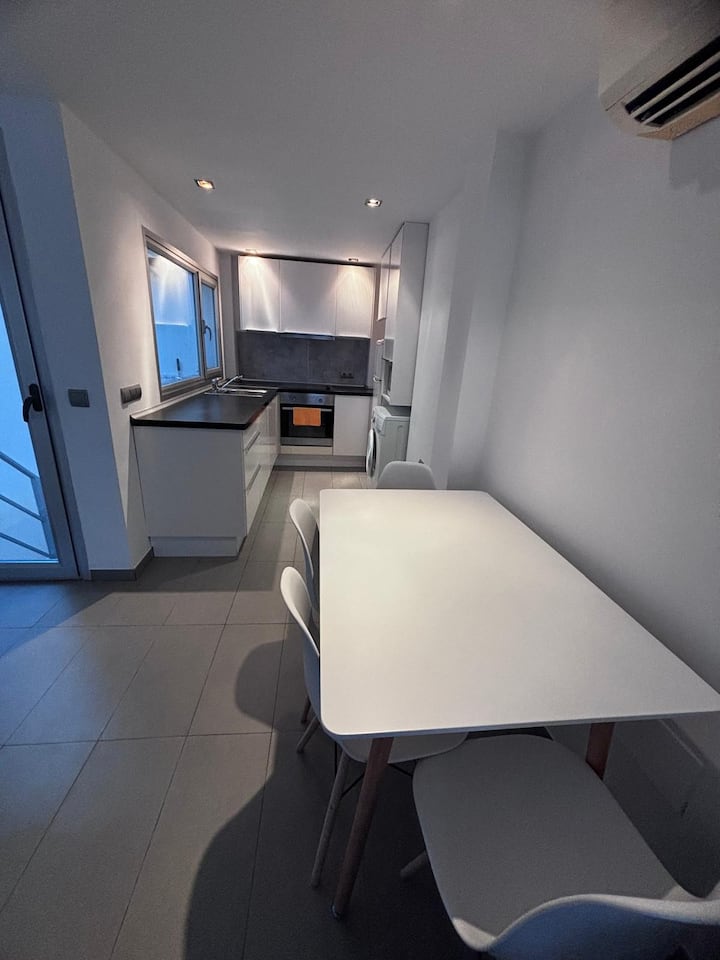 Apartamento A 200 M. De La Playa, En Pleno Centro. - Carboneras