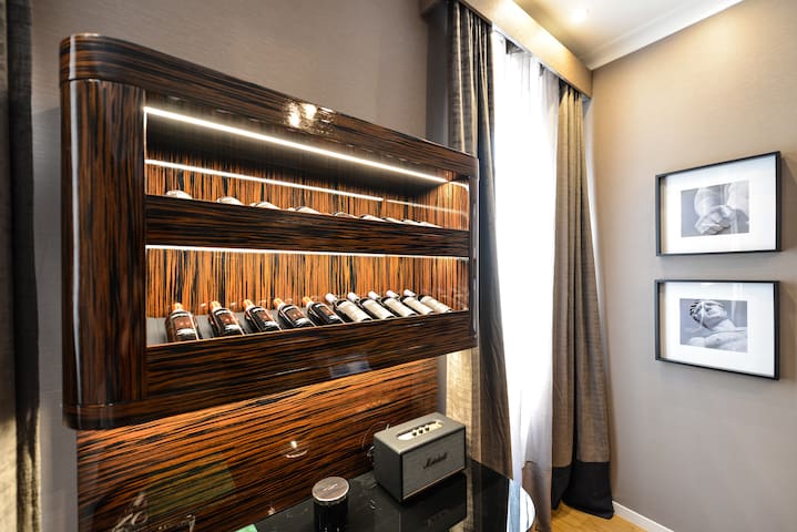 The Condotti – Elegant 5Bdr 2.5Bth @ Spanish Steps gallery image 5