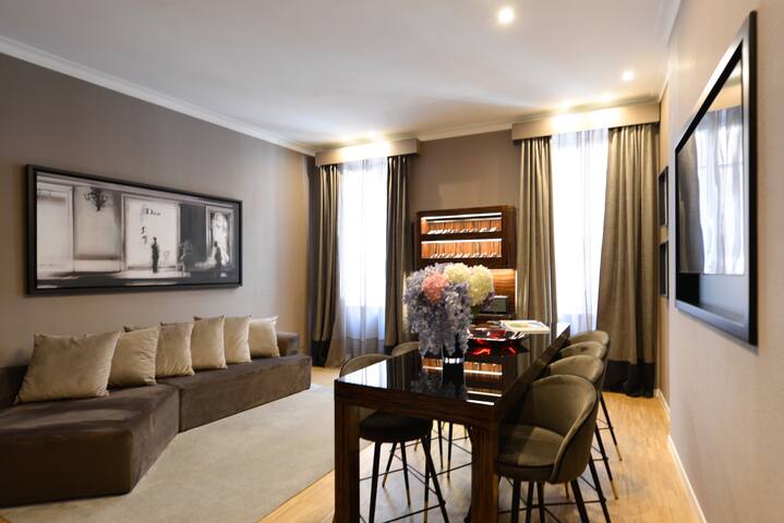 The Condotti – Elegant 5Bdr 2.5Bth @ Spanish Steps