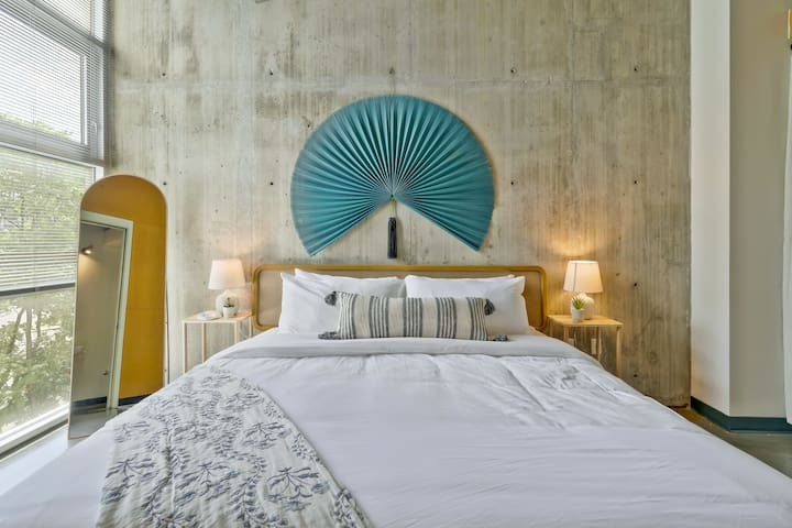 Walk to Meetings from Stylish Gulch Loft