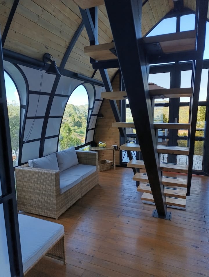 también utilizado como lugar de trabajo,  el internet es con mas alta velocidad. 2G y 5G. buena señal dentro y fuera de la cabaña.