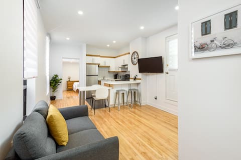 Top performing Airbnb: Prime Spot on St-Denis st.-Escale for guests in Le Plateau Mont Royal