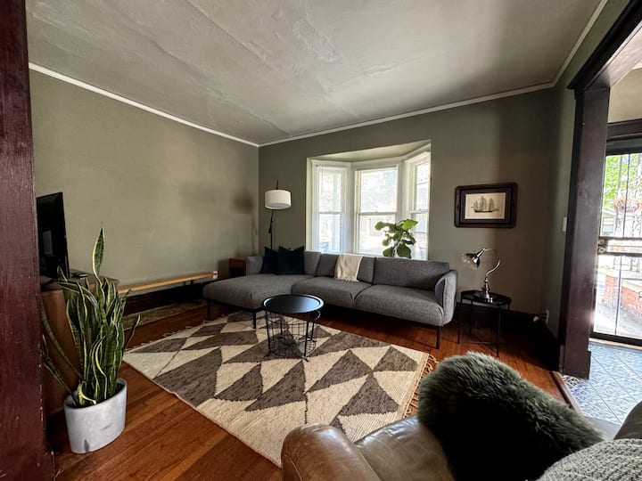 Stylish & Walkable 3br With Parking - West Village - Detroit, MI