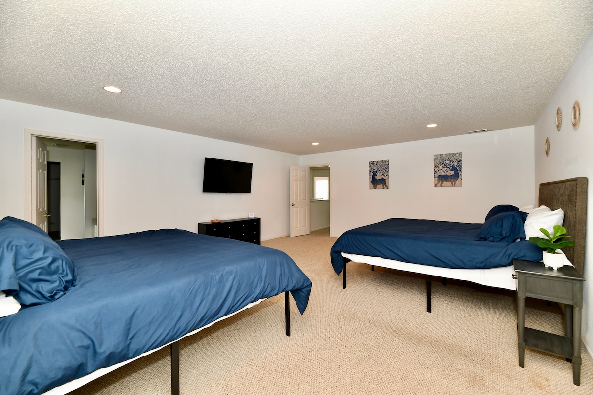 De hoofdslaapkamer is voorzien van 2 kingsize bedden, een smart-tv, veel kledingopslag (waaronder een enorme inloopkast) en een eigen badkamer.